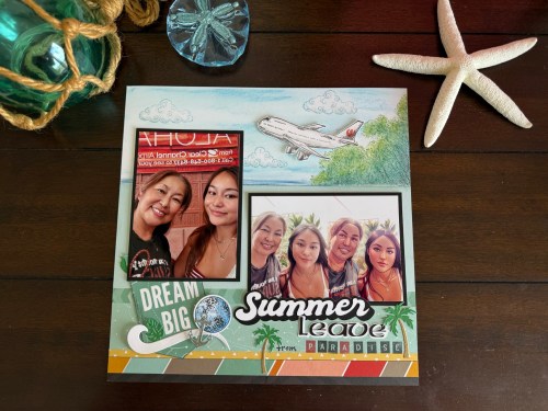 夏休みの思い出をまとめたスクラップブックページ。2つの写真が配置されていて、上部には飛行機と雲が描かれ、下部には南国の風景とリゾートのテーマが含まれている。