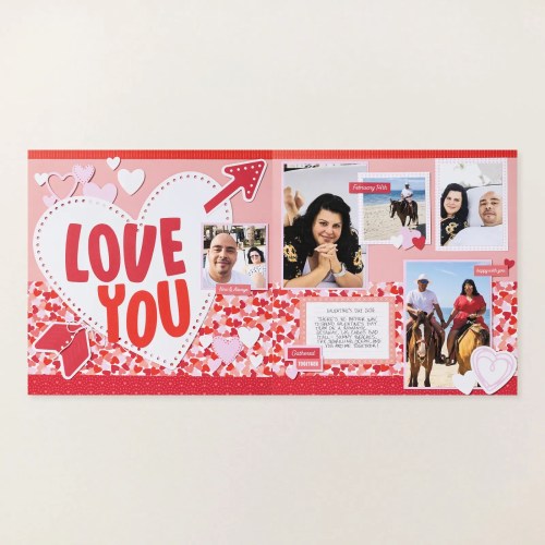 カラフルなハートのデザインが特徴のスクラップブックページ。大きな赤いハートの中心に「LOVE YOU」の文字があり、周囲に複数の写真とハートの装飾が配置されている。