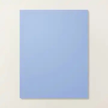 淡い青色の紙が白い背景の上に置かれている画像