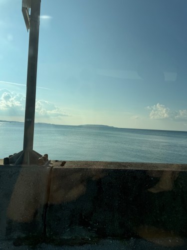 海と空が広がる風景、遠くに島影が見える
