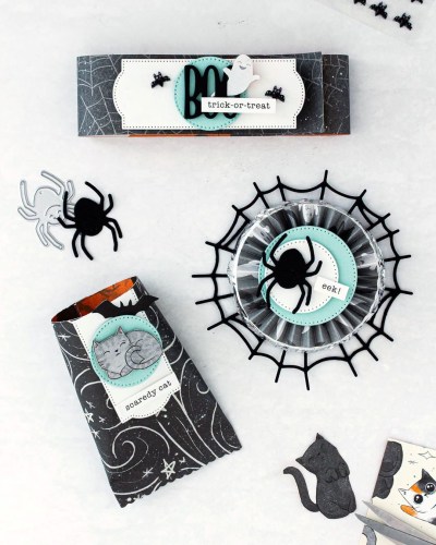 ハロウィンをテーマにした装飾品とギフトパッケージ。スパイダーや猫のデザインが施されたアイテムが並んでいる。