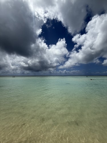 透き通った海と青い空に雲が浮かぶ風景