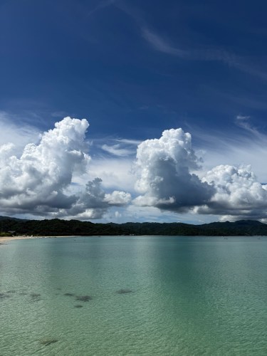 青い海と白い雲が広がる風景
