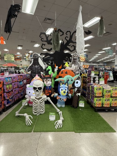 ハロウィンの装飾が施された店内のディスプレイ。骸骨、キャラクターのぬいぐるみ、さまざまなハロウィンの装飾が並んでいる。