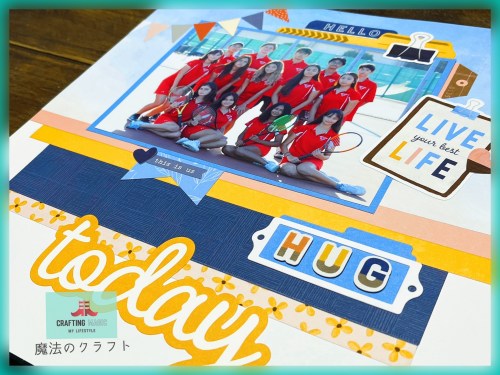 赤いユニフォームを着たグループの写真が飾られたコラージュ、'LIVE your best LIFE'の文字とアート要素が含まれている